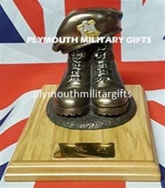 Devon & Dorset Regiment Presentation Boot & Beret (P) Figure Light Oak base